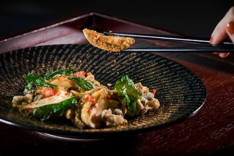Above &amp; Beyond Hotel ICON - 天外天中菜廳 - 唯港薈 OKiBook Hong Kong Restaurant Buffet Booking 自助餐預訂香 Wok-fried Abalone with Chilli and Mushrooms