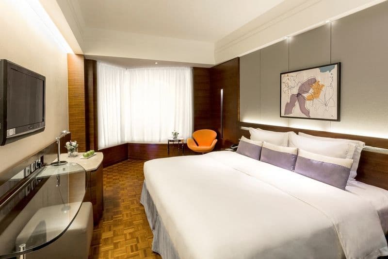 L'hotel Island South_Rooms_Premium City View Room _bedroom King (brighter)_resized