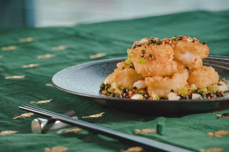 Above &amp; Beyond Hotel ICON - 天外天中菜廳 - 唯港薈 OKiBook Hong Kong Restaurant Buffet Booking 自助餐預訂香- Wok-fried Crispy Prawns with Black White and Green Peppers