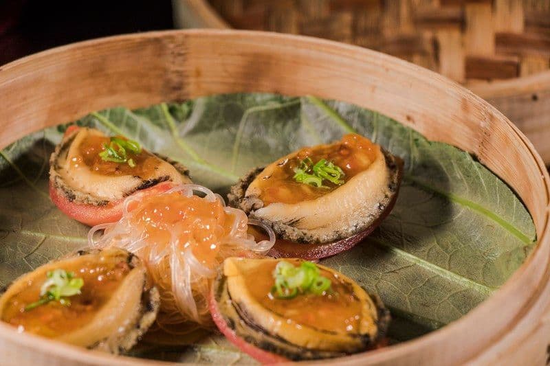 Above &amp; Beyond Hotel ICON - 天外天中菜廳 - 唯港薈 OKiBook Hong Kong Restaurant Buffet Booking 自助餐預訂香 Steamed Abalone with Tomato and Plum Sauce served with Vermicelli