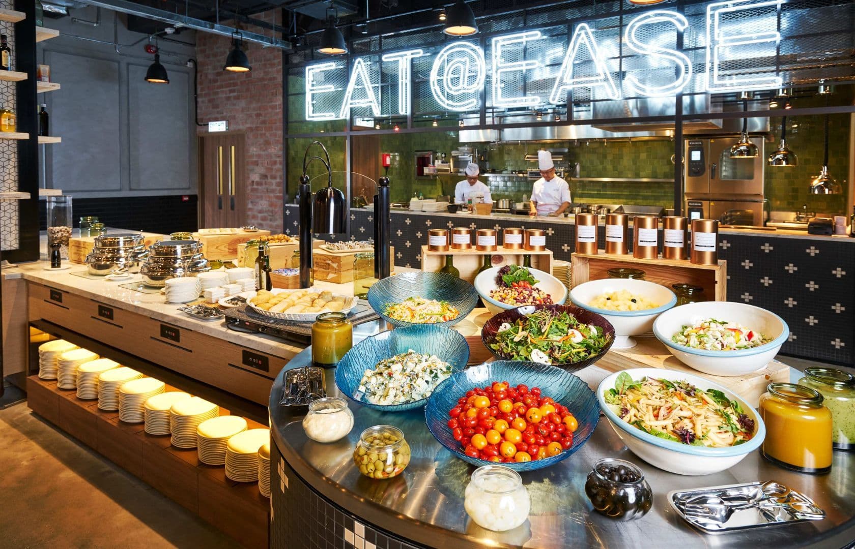 Eat@ease採用了新興工業風格設計，充滿現代感的裝潢給人一種型格及寬敞的空間感。