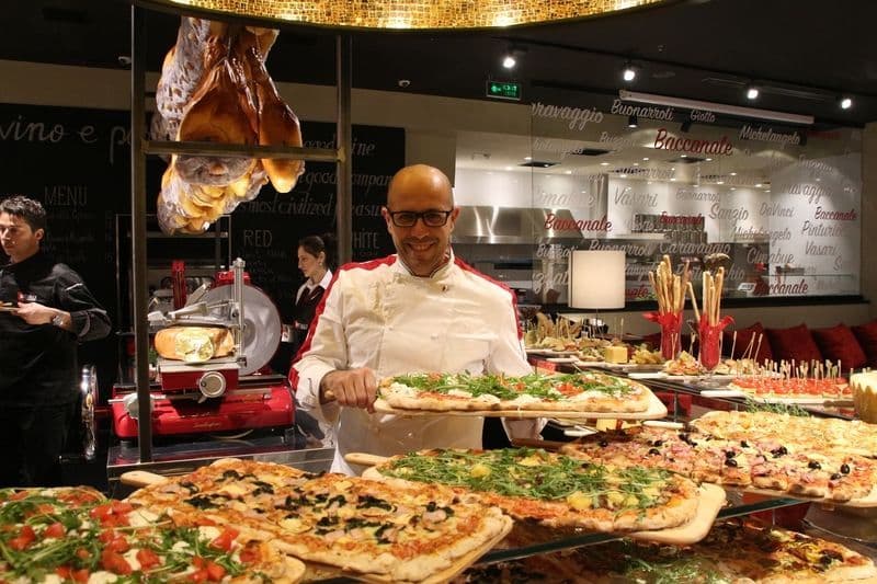 Cucina Marco Polo Hongkong Hotel 馬哥孛羅香港酒店 OKiBook Hong Kong Restaurant Booking 自助餐預訂香 Pasqualino Barbasso來自意大利南部的西西里島,自17歲開始已在家族的意大利薄餅餐廳工作,經驗豐富。