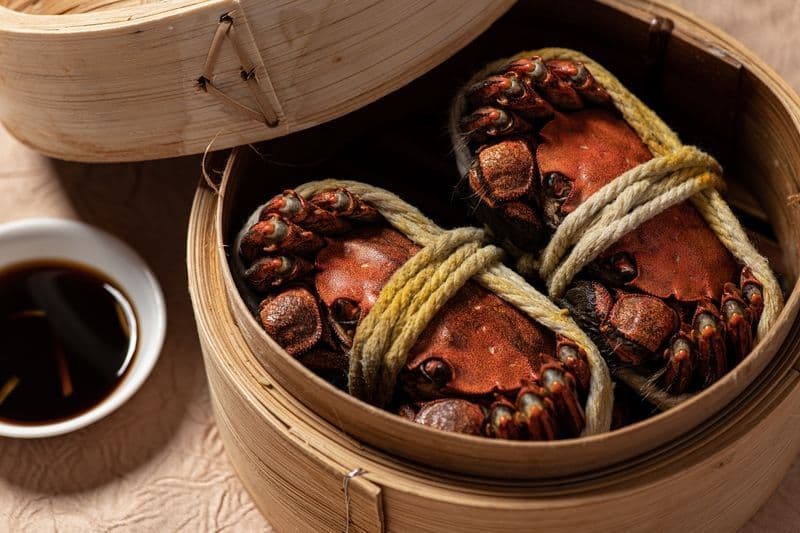 紫蘇蒸大閘蟹Steamed Whole Hairy Crab