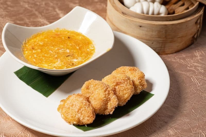 吉列大蝦球配蟹皇醬Deep-fried Prawn with Hairy Crab.jpg