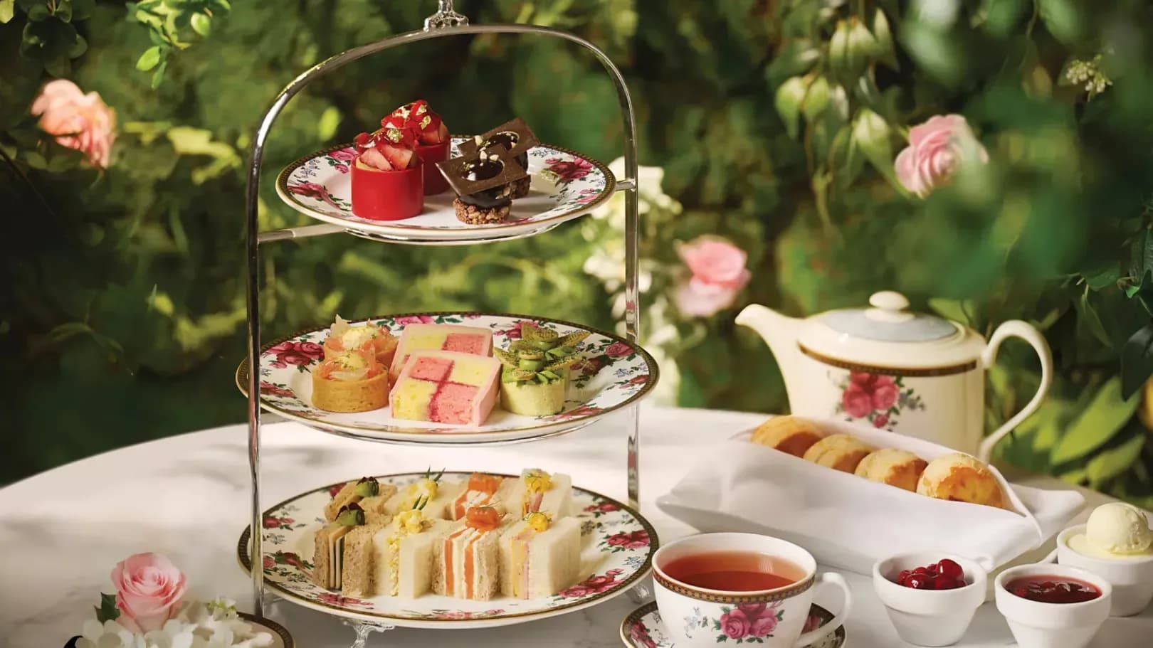 tlhkg-palm-court_anniversary_afternoon_tea_set_2025_rgb_1MB-1_Medium.webp
